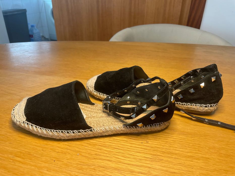 Sandália Espadrille SCHUTZ Preta com Tachas – Estilo e Muito Conforto – Tam. 38 EUR (36 BR)