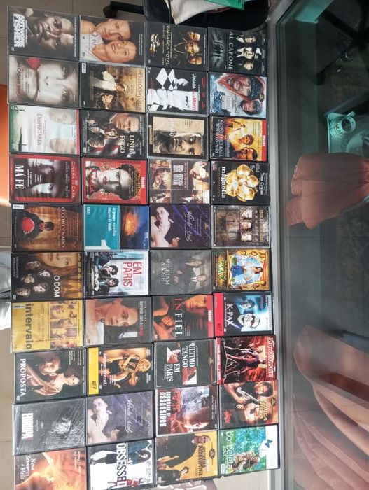 Leitor de CDs e 215 CDs filmes