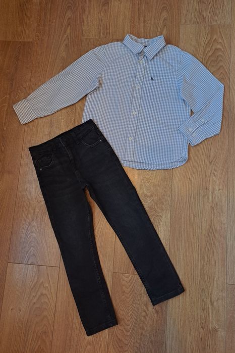 Черные джинсы и рубашка с длинным рукавом для мальчика