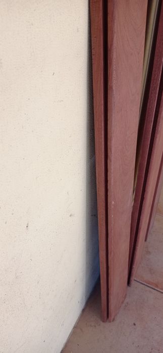 Madeira maciça de cambala para aro de porta.