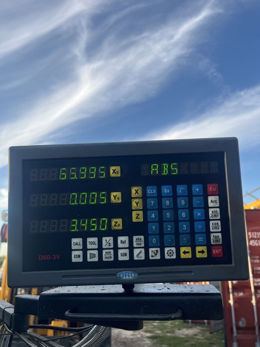 Frezarka uniwersalna WEMAS FM23 z odczytem 3-osiowym