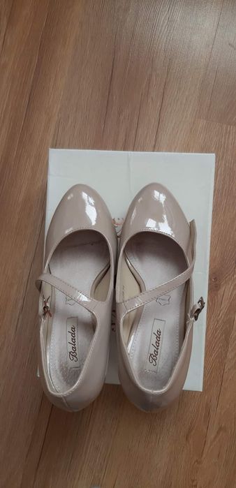 Buty na obcasie.