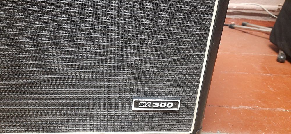 Басовий комбік Ampeg BA 300-115
