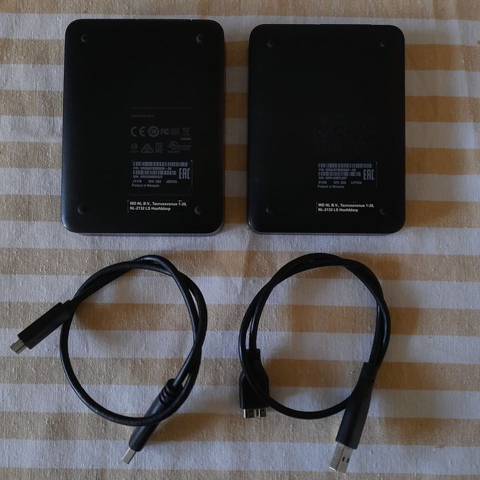 Conjunto de dois discos WD (3TB e 2TB) de armazenamento externo