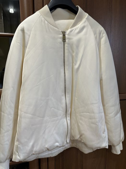 Новий сатиновий бомбер Mango