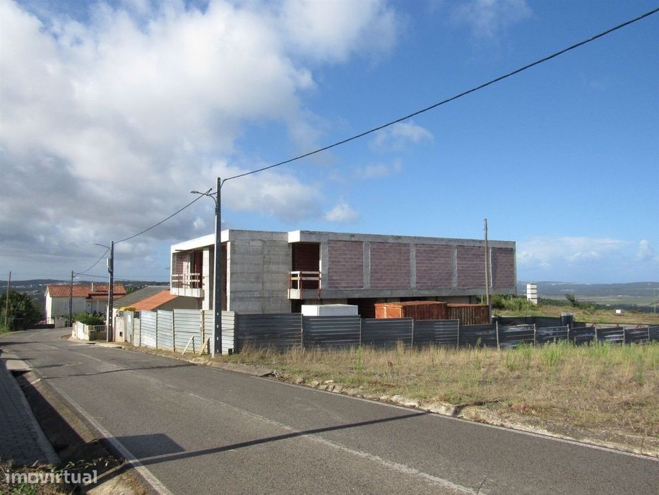Moradia Moderna com Vista para a Baía de São Martinho – Em Construção