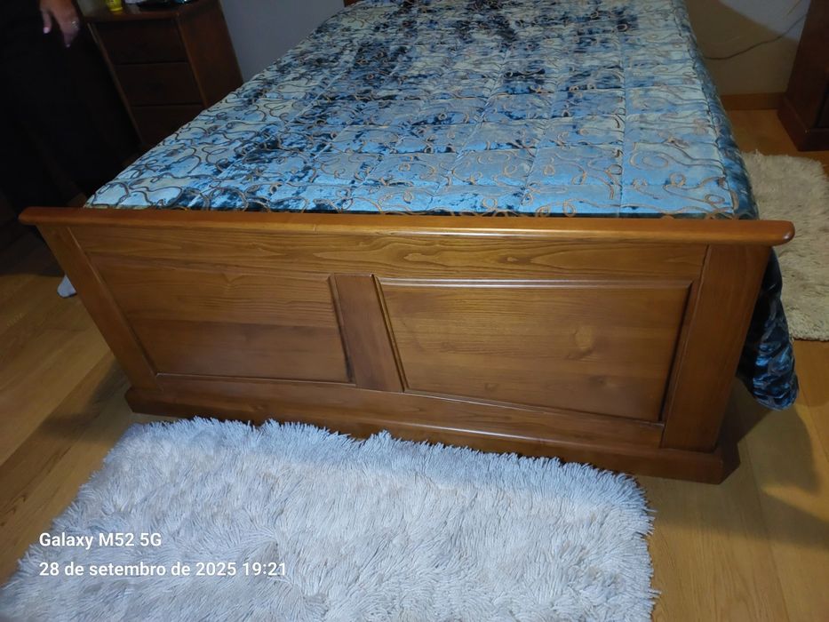 Cama em madeira sólida de carvalho