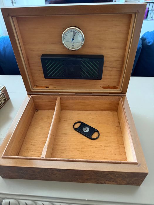 Caixa de Madeira e Guilhotina