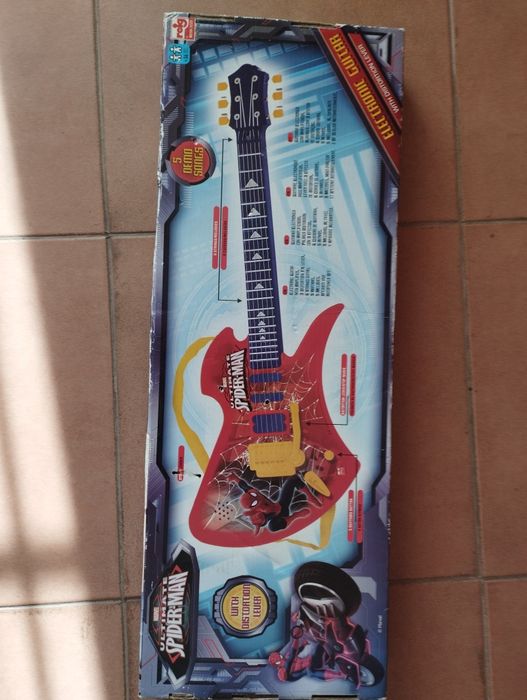 Guitarra Spiderman e labirinto granja