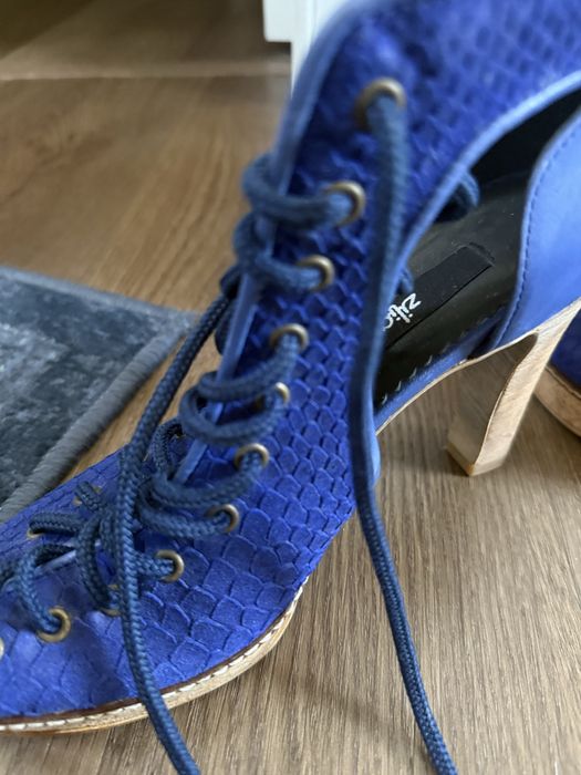 Sapatos 36 com atilhos marca zilian