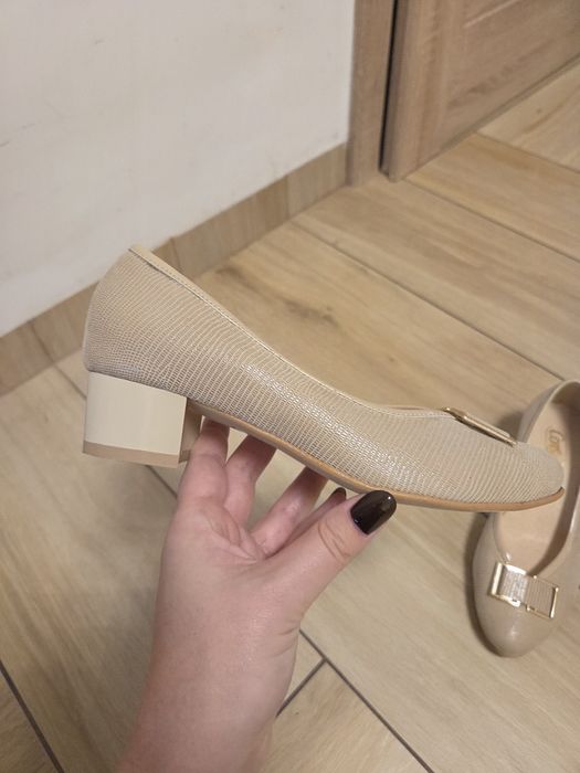 Eleganckie beżowe czółenka CORSO na stabilnym słupku
