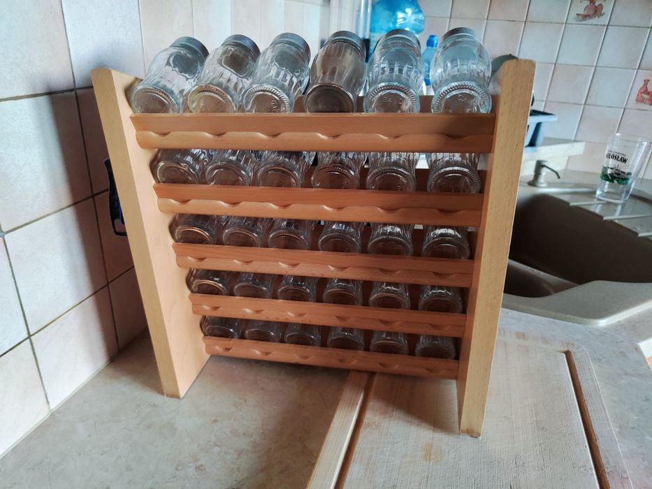 Organizer drewniany na przyprawy szklane słoiczki