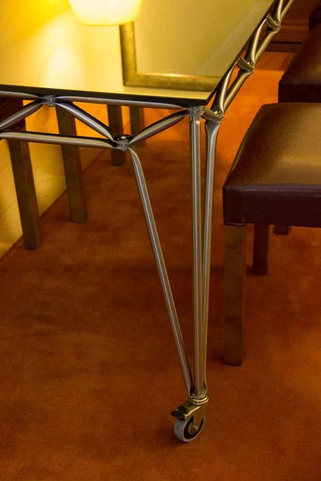 MESA com estrutura em AÇO INOX e tampo em vidro temperado