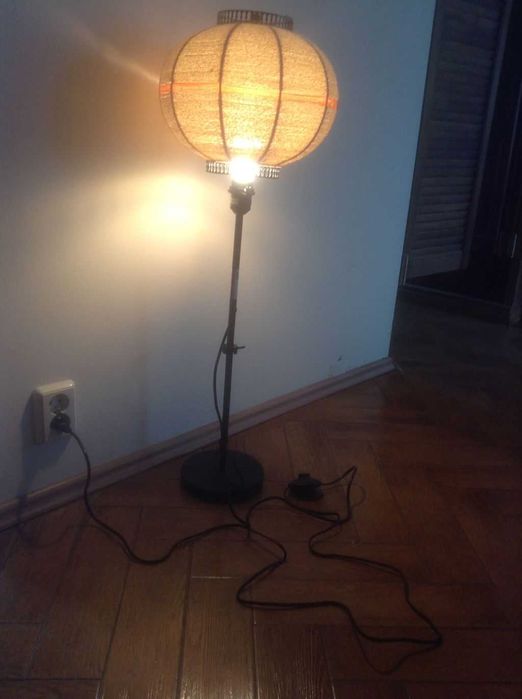 Lampa stojąca podłogowa