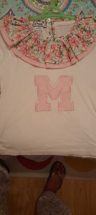 Calções jardineira e blusa letra M de gola 6 anos