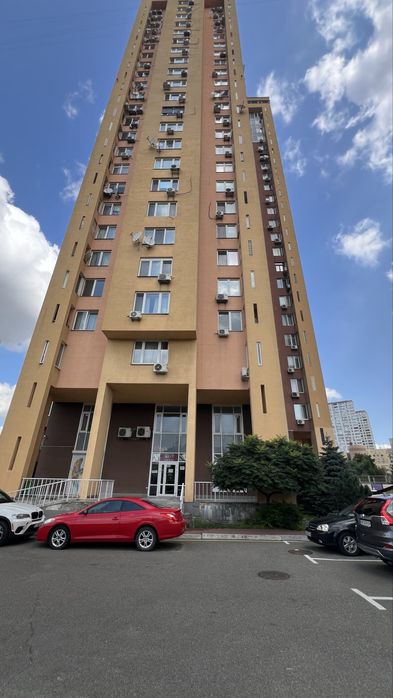 Продаж приміщення на Лобановського.Севастопольська площа.