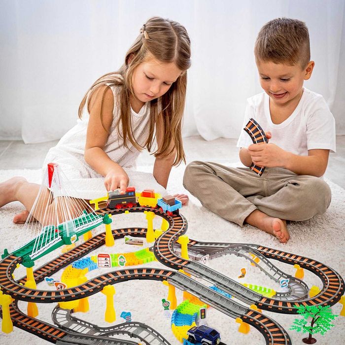 KINDERPLAY KOLEJKA elektryczna tor wyścigowy lokomotywa
