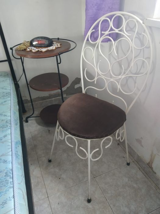 Conjunto Cama, Mesa de Cabeceira e Cadeira em ferro