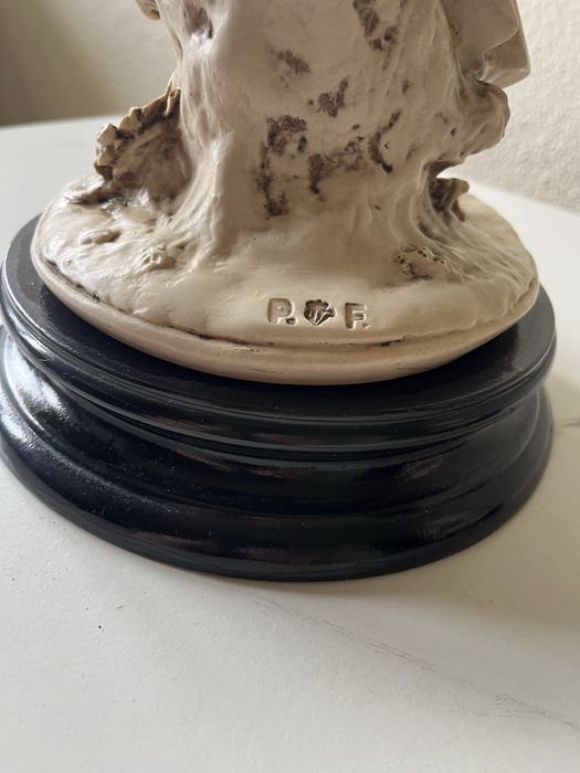 Conjunto duas estatuetas campestres em marfinite