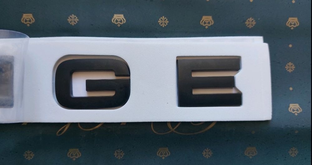 Надпись  Range Rover с трафаретом Рендж Ровер