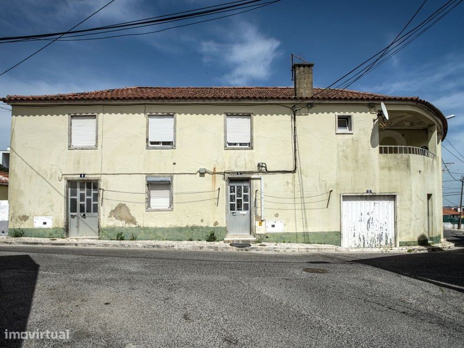 Prédio No Centro Do Linhó Com R/C E 1º Andar.