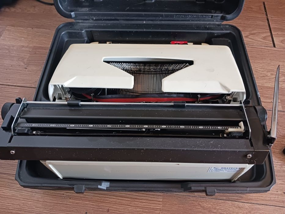 Máquina de escrever antiga automática64752261431937126