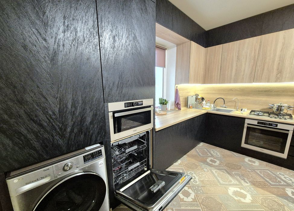 Два будинки з банею та зарибленим власним  озером р-н Аєропорту