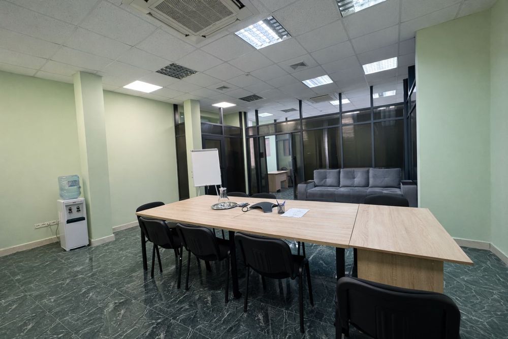 Оренда 4-поверхової офісної будівлі з закритою територією