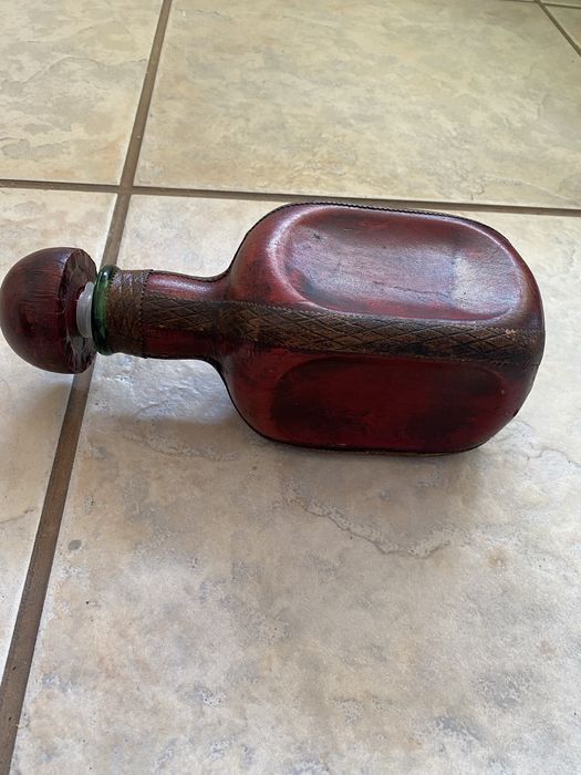 Karafka obita skórą