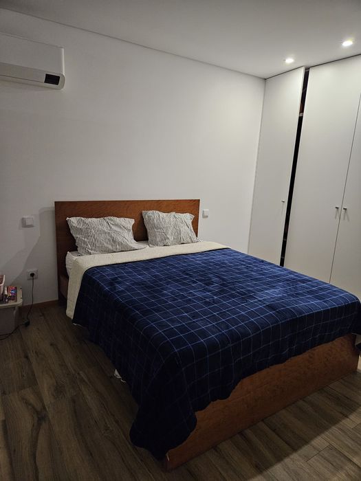 Cama casal, pouco uso ( sem colchão)