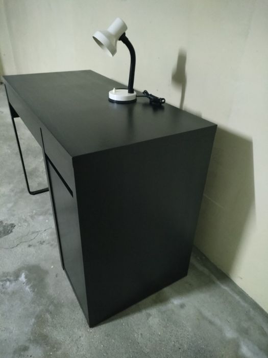 Secretária com oferta candeeiro