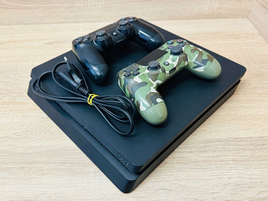 Konsola Sony PlayStation 4 Slim 1 TB + dwa pady Stan przeciętny Okazja!