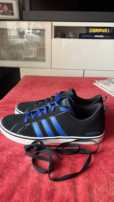 Ténis da marca Adidas, preto e azul, usadas, em bom estado.