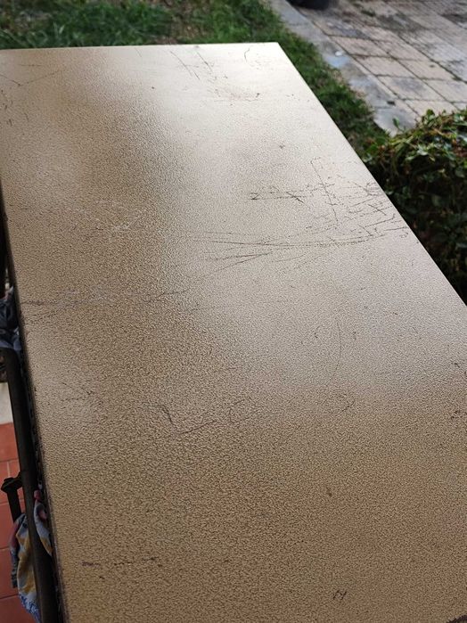 Divã com colchão em metal