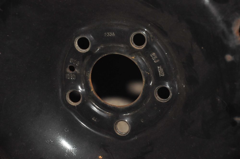 Felgi stalowe z oponami zimowymi z czujnikami ciśnienia