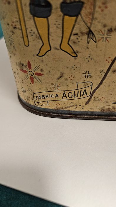 Lata Caramelos / Cromos Fábrica Águia  com motivos tradicionais