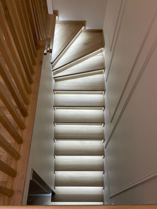 Schody drewniane dębowe lite zabiegowe, proste, podesty, parapety