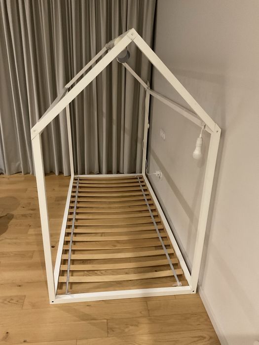 Cama de criança muito gira. Com colchão.