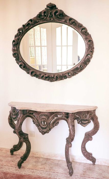 Credência de madeira com tampo em mármore e espelho