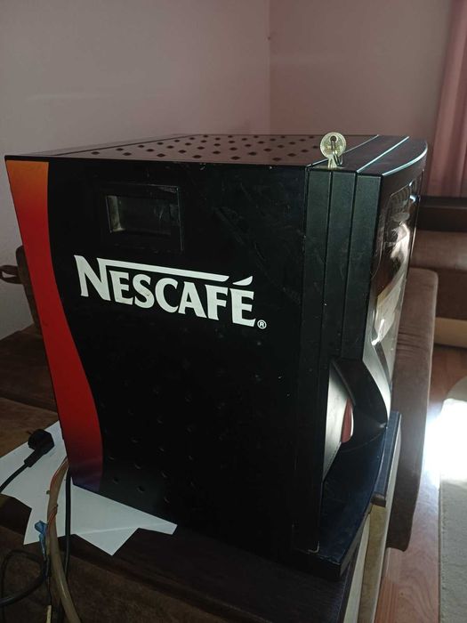 кавовий апарат для розчинної кави в робочому стані