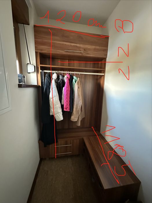 Szafa na kurtki garderobe.