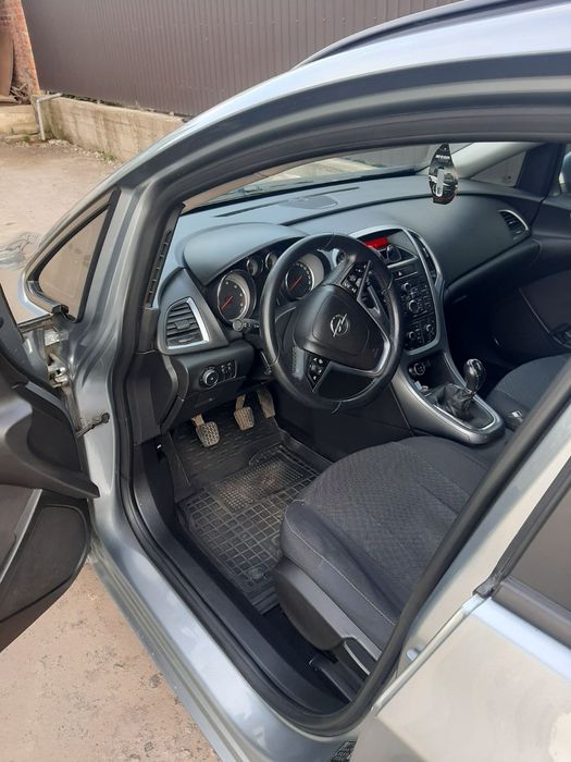 Сімейна Opel Astra j