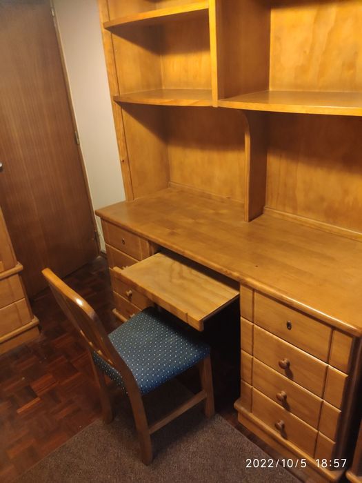 Secretária com estante em cerejeira