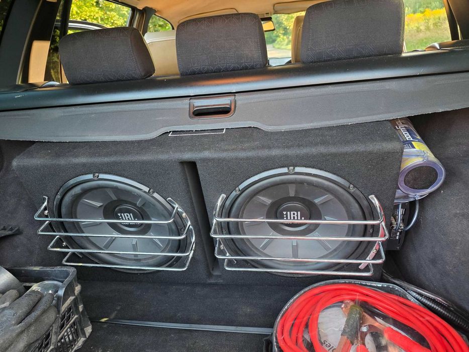 Tuba JBL ze wzmacniaczem i kondensatorem