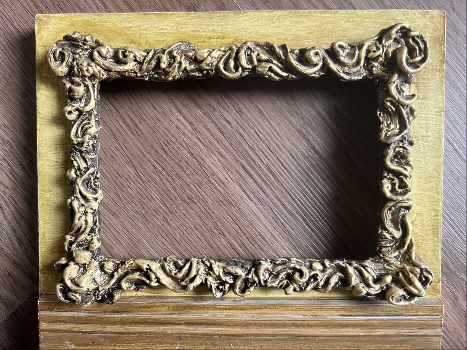 Moldura estilo Barroco em medaira e pedra.