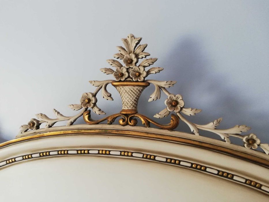 Cama de madeira pintada, estilo romântico