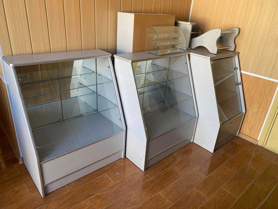Меблі для вітрини в магазин та офіс в гарному стані