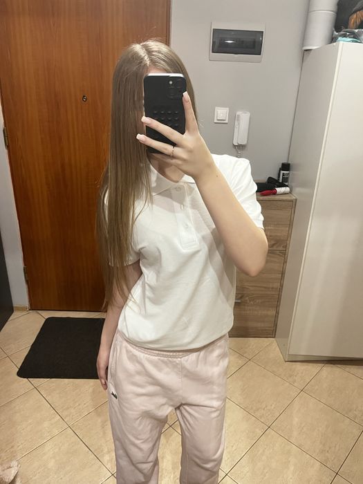 Biała koszulka polo.