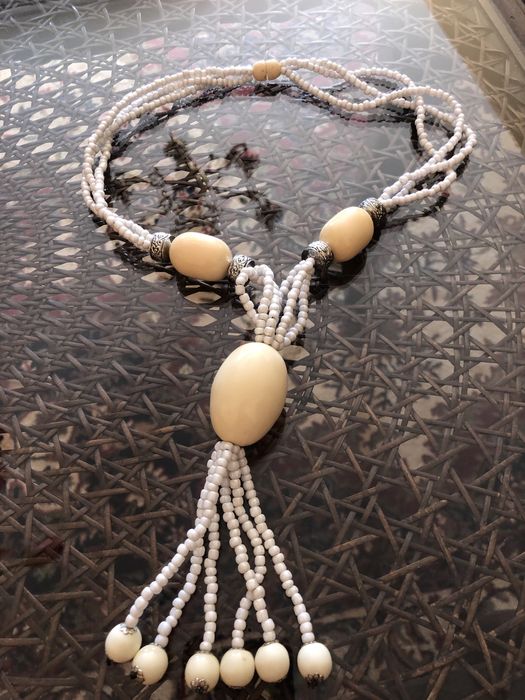 Naszyjnik z bialych koralików