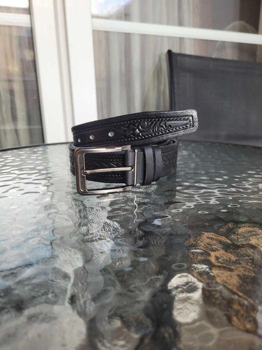 Czarny męski skórzany pasek z wytłoczeniem 125 cm